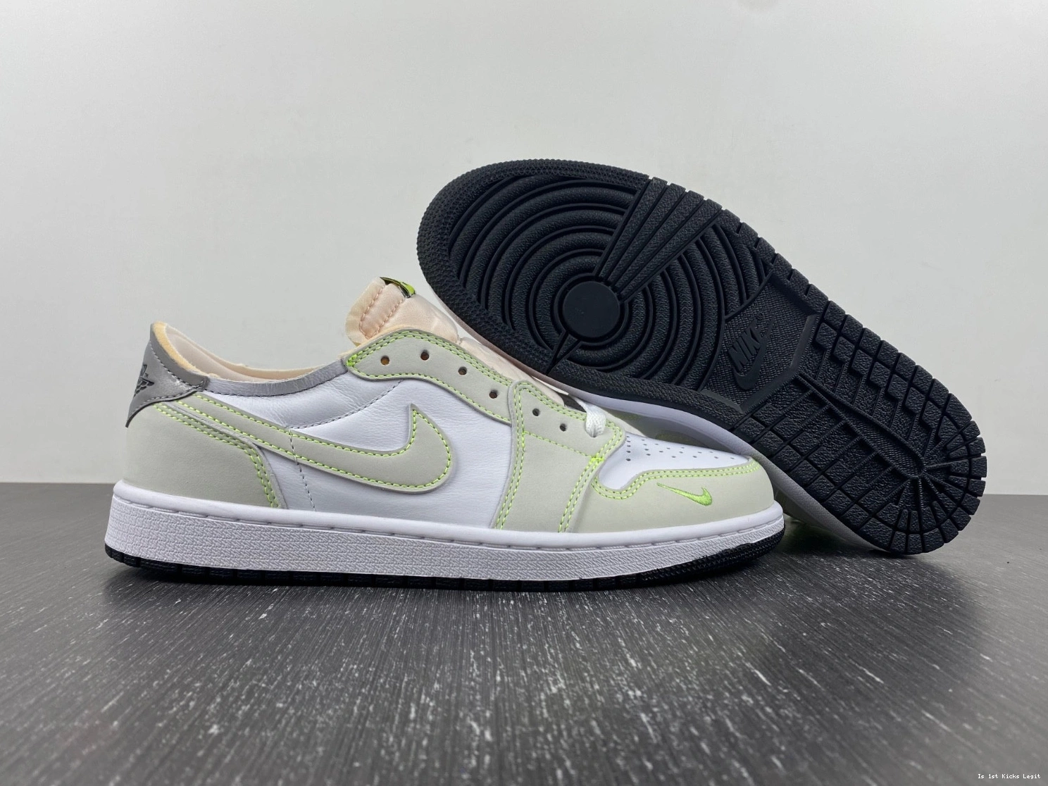  DM7837-103 Retro 1 Low Jordan Green Black White Ghost 1126
